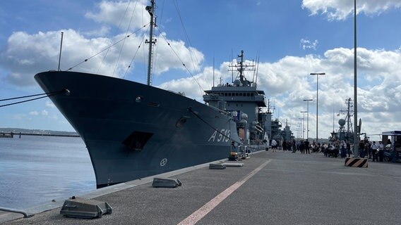Ein Schiff der Marine liegt in Kiel vor Anker. © NDR Foto: Paul Wessel