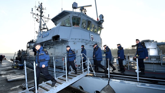 Die Besatzung verlässt nach fast fünfmonatigem Einsatz im Heimathafen das Minenjagdbootes "Weilheim". Das Boot aus dem 3. Minensuchgeschwader unterstand dem NATO-Minenabwehrverband SNMCMG 1 (Standing NATO Mine Countermeasures Group 1) und war in der Ostsee eingesetzt. © picture alliance/dpa Foto: Carsten Rehder