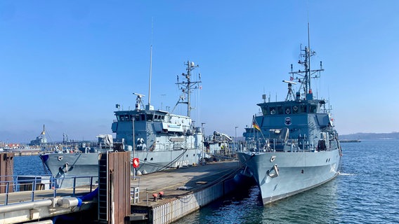 Zwei Militärschiffe am Anleger. © Fabian Boerger Foto: Fabian Boerger