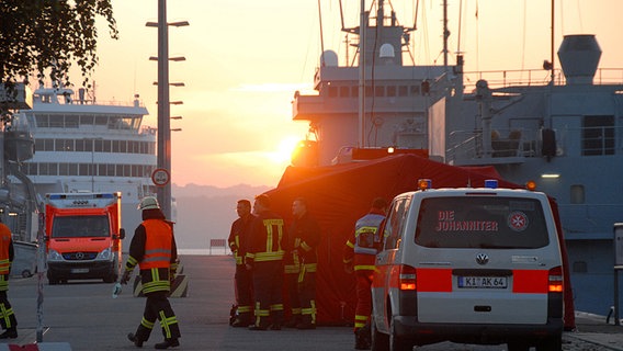 Rettungskräfte im Marinehafen in Kiel. © dpa Foto: Ute Strait