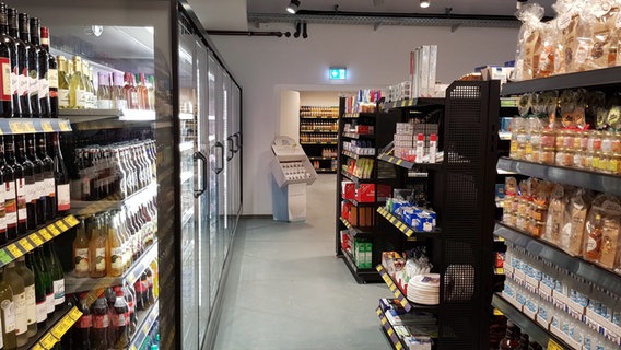 Regale mit Lebensmitteln und Getränken stehen in einem neu eröffneten EDEKA-Supermarkt auf Hallig Hooge. © NDR Foto: Lukas Knauer