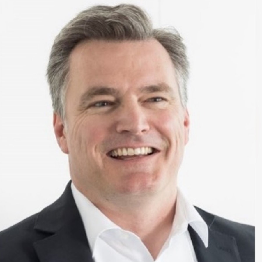 Lars Markworth (Volt) lächelt in die Kamera.  