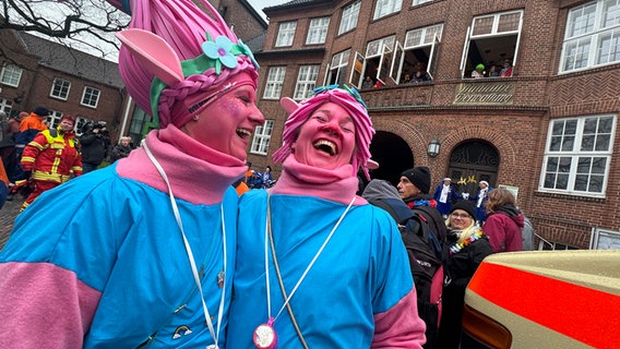Zwei verkleidete Frauen vergnügen sich in Marne auf dem Karneval. © Tobias Gellert 