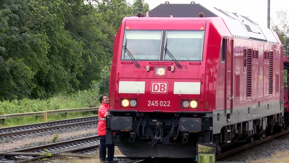 Ein Zug der Deutschen Bahn steht auf den Gleisen auf der Marschbahnstrecke zwischen Hamburg und Westerland. © NDR 
