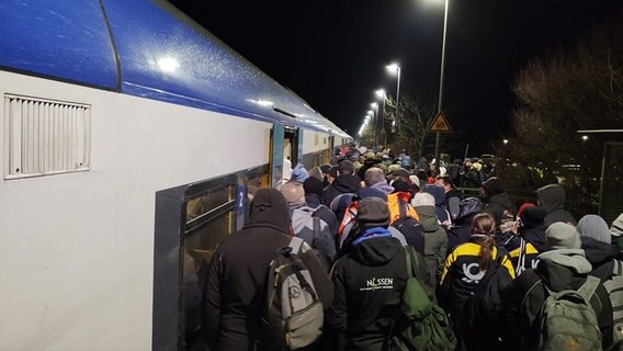 Menschenansammlung auf dem Bahnsteig vor einem Zug © NDR Foto: Peer-Axel Kroeske