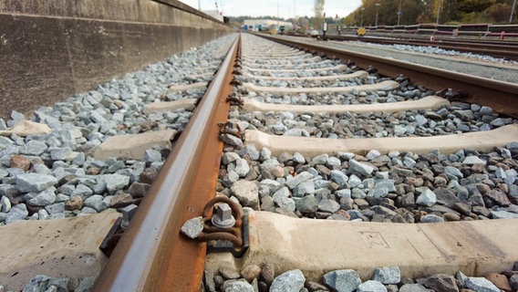 Gleise liegen in einem Gleisbett auf Betonschwellern nach einer Bahnerneuerung. © NDR 