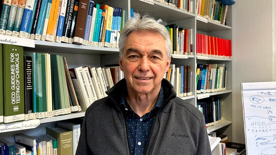 Herr Prof. Dr. Edmund Maser steht vor einem Bücherregal. © Samir Chawki Foto: Samir Chawki