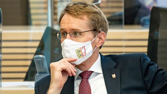 Der Ministerpräsident von Schleswig-Holstein Daniel Günther trägt einen medizinischen Mund-Nasen-Schutz. © DPA Bildfunk Foto: Axel Heimken