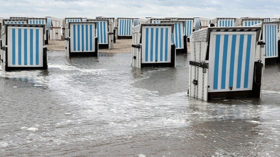 Strandkörbe stehen teilweise unter Wasser © Picture Alliance Foto: Bernd Wüstneck
