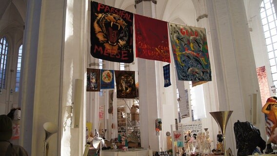 In einer Kirche sind verschiedenste Kunstexponate ausgestellt. © NDR Foto: Astrid Wulf