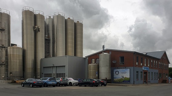 Autos stehen auf dem Parkplatz neben dem Produktionsgelände der Meierei Witzwort. © NDR Foto: Oliver Kring