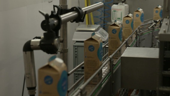 Die Milch auf dem Produktionsband. © NDR Foto: NDR