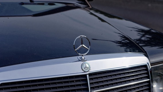 Ein Mercedesstern auf der Kühlerhaube. © picture alliance / CHROMORANGE 