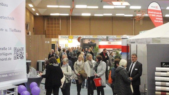 Personen in einer Mesehalle © Niebüll-Messe Foto: Niebüll-Messe