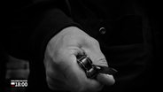Eine Person hält ein Taschenmesser in der Hand. © NDR 