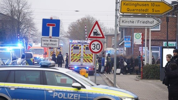 Einsatzkräfte umstellen den Bahnhof Brokstedt (Kreis Steinburg) nach einem Messerangriff in einem Regionalzug. © Daniel Friederichs 