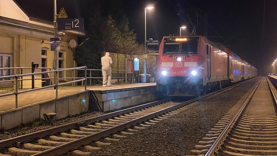 Einsatzkräfte der Spurensicherung untersuchen einen Tatort am Bahnhof Brokstedt (Kreis Steinburg) nach einem Messerangriff in einem Regionalzug. © NDR Foto: Laske, Kevin