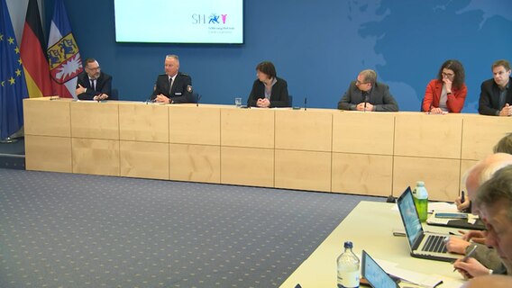 Eine Pressekonferenz im Landeshaus. In der Mitte Innenministerin Sabine Sütterlin-Waack (CDU). © NDR 