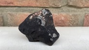 Ein Meteorit liegt in Elmshorn © NDR Foto: Phillip Eggers