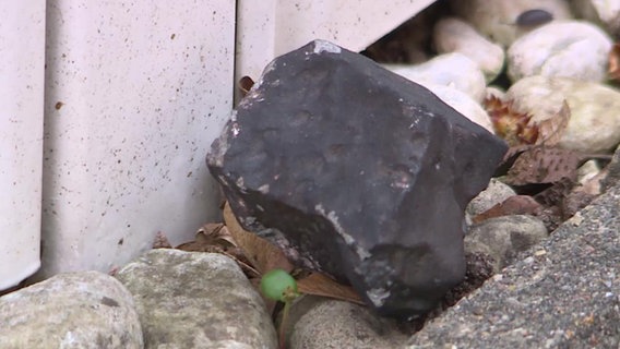 Ein Meteorit liegt in Elmshorn © NDR 