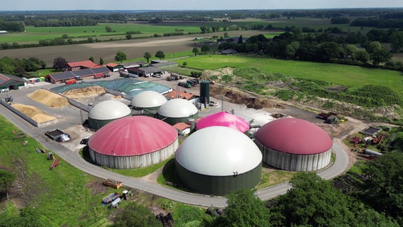 Eine Drohnenaufnahme zeigt eine große Biogasanlage in Klein Offenseth-Sparrieshoop. © NDR 