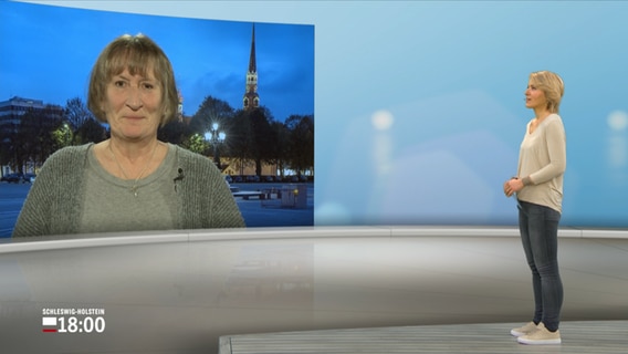 NDR Moderatorin Marie-Luise Bram im Gespräch mit der Sozialberaterin Petra Meves. © NDR 
