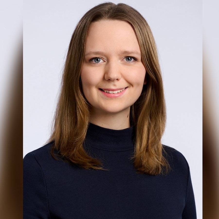 Laura Catharina Mews (Grüne) lächelt in die Kamera.  