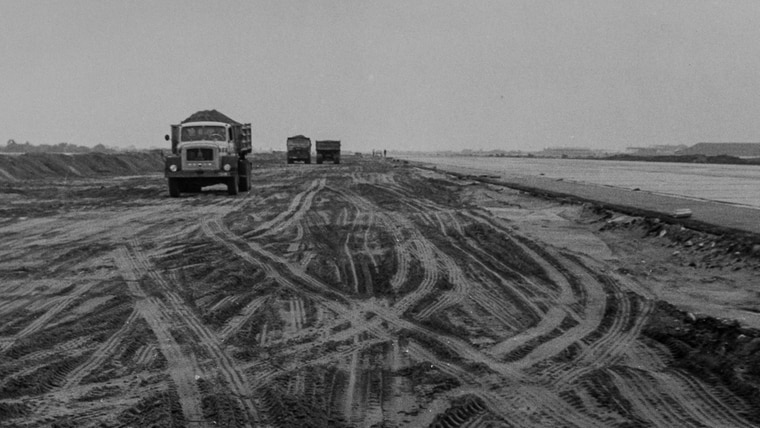 Ein historisches Bild vom Bau einer Landebahn auf dem Flugplatz Eggebek von ca. 1958. © Wehrgeschichtliche Sammlung der Marineschule Flensburg