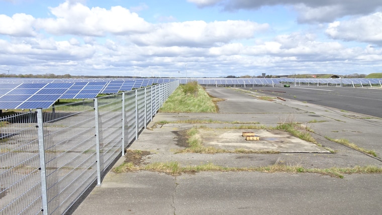 Eine Photovoltaik-Freiflächenanlage neben einer Landebahn auf dem Flugplatz Eggebek. © NDR Foto: Peer-Axel Kroeske
