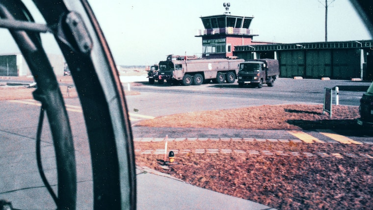 Ein historisches Bild eines Towers auf dem Flugplatz Eggebek von ca. 1984. © Wehrgeschichtliche Sammlung der Marineschule Flensburg