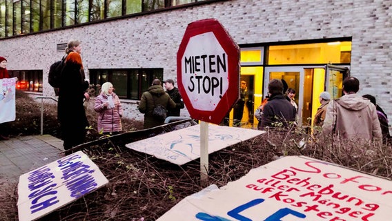 Anwohner haben farblich beschriftete Protestschilder aufgestellt. © NDR Foto: Julia Jänisch