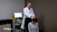 Eine Frau wird von einem Arzt auf Migräne untersucht. © NDR 