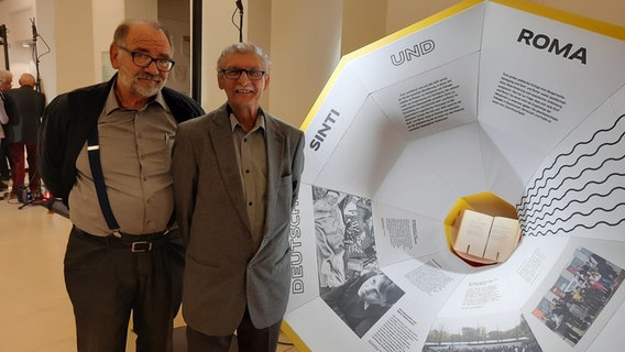 Rolf Schlotter und Matthäuß Weiß vom Landesverband Deutscher Sinti und Roma lächeln in die Kamera. Rolf Schlotter und Matthäuß Weiß vom Landesverband Deutscher Sinti und Roma lächeln in die Kamera. © NDR Foto: Lina Bande