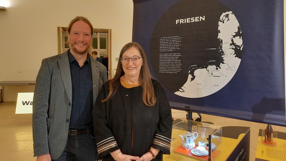 Christoph Schmidt und Ellin Nickelsen vom Nordfriesischen Institut lächeln in die Kamera. Christoph Schmidt und Ellin Nickelsen vom Nordfriesischen Institut lächeln in die Kamera. © NDR Foto: Lina Bande
