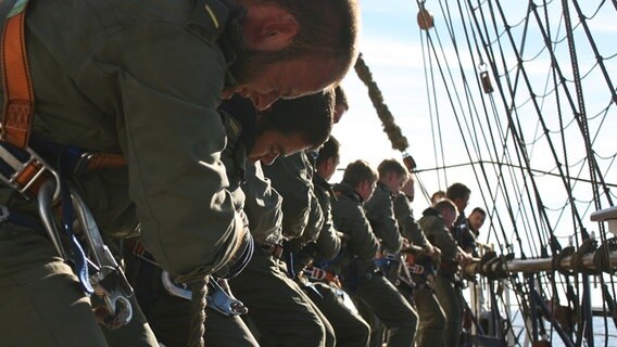 Kadetten ziehen an einem Tau auf der Mircea. © Presse- und Informationszentrum Marine 