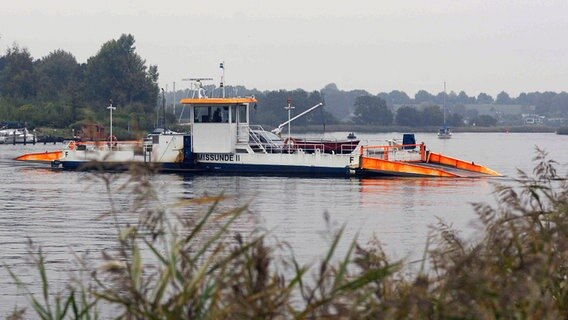 Die Fähre Missunde auf einer Überfahrt auf der Schlei. © NDR Foto: Helge Buttkereit