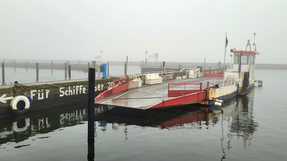 Die alte Fähre "Missunde II" liegt an einem Dock. © NDR Foto: Peer-Axel Kroeske