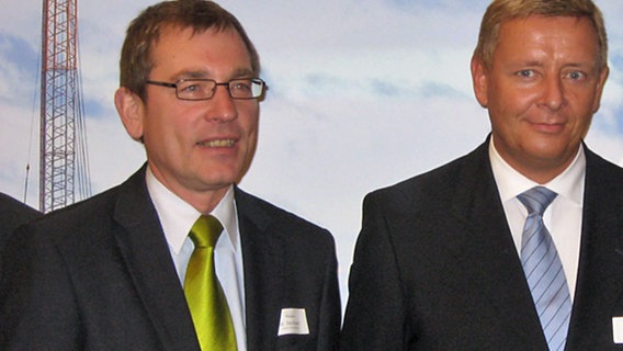 Landrat Jörn Klimant, Thomas Rappuhn von RWE DEA und Ministerpräsident Torsten Albig beim Festakt zum 25-jährigen Bestehen der Ölförderung im Wattenmeer Landrat Jörn Klimant, Thomas Rappuhn von RWE DEA und Ministerpräsident Torsten Albig beim Festakt zum 25-jährigen Bestehen der Ölförderung im Wattenmeer © NDR Foto: Janine Artist