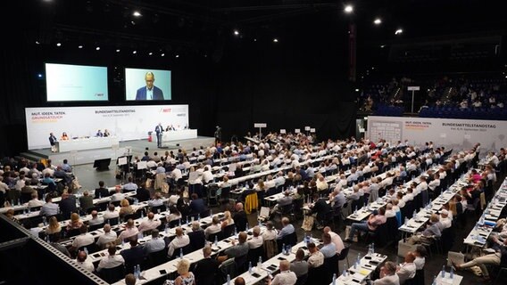 Friedrich Merz, Parteivorsitzender der CDU, spricht während des 16. Bundesmittelstandstags der Mittelstands- und Wirtschaftsunion (MIT) in der Wunderino-Arena. © dpa Foto: Marcus Brandt