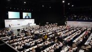 Friedrich Merz, Parteivorsitzender der CDU, spricht während des 16. Bundesmittelstandstags der Mittelstands- und Wirtschaftsunion (MIT) in der Wunderino-Arena. © dpa Foto: Marcus Brandt