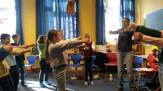 Eine Lehrerin gibt einen Mobbingworkshop in einer Grundschulklasse. © NDR Foto: Astrid Wulf