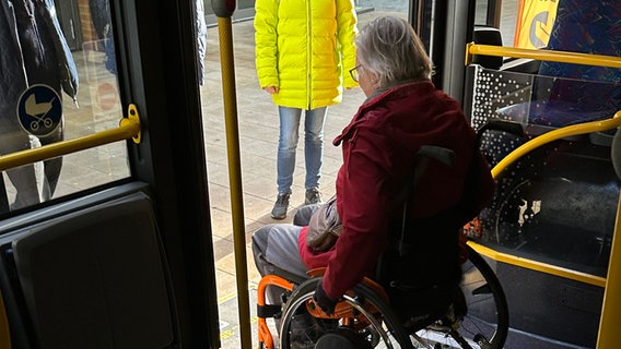 Eine Frau im Rollstuhl steigt aus einem Bus aus, indem der der Bus sich absenkt. © Stadtwerke Lübeck 