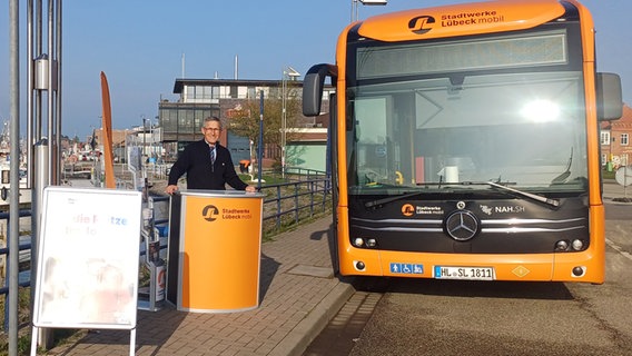 Mobilitätstrainer Peter Salzwedel steht am Treffpunkt in Lübeck-Travemünde neben einem Bus. Mobilitätstrainer Peter Salzwedel steht am Treffpunkt in Lübeck-Travemünde neben einem Bus. © Stadtwerke Lübeck