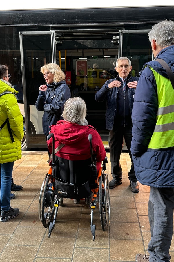 Die Mobilitätstrainer Christine Palm und Peter Salzwedel im Gespräch am Bus in Lübeck. Die Mobilitätstrainer Christine Palm und Peter Salzwedel im Gespräch am Bus in Lübeck. © Stadtwerke Lübeck