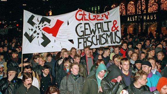Mehrere Tausend Menschen gedenken am 23. November 1992 in Hamburg den Opfern des Brandanschlags von Mölln. © picture alliance/dpa Foto: Fotoreport