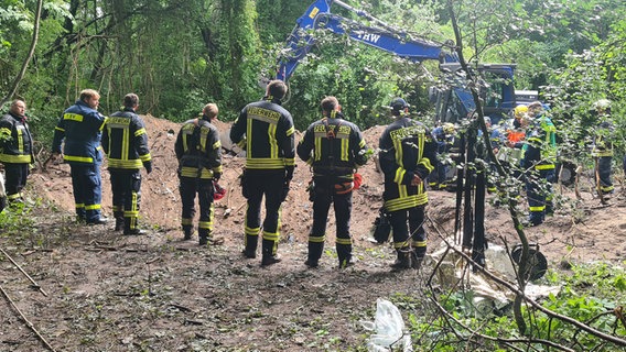 Einsatzkräfte der Feuerwehr stehen im Wald © NDR Foto: Cassandra Jane Arden