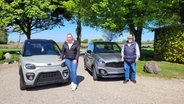 Zwei glückiche Besitzer mit ihren Mopedautos. © NDR 