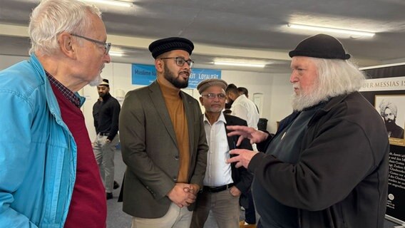 Am Tag der offenen Moschee in Nahe kommen interessierte Besucher mit Gläubigen ins Gespräch. © NDR Foto: Tobias Gellert