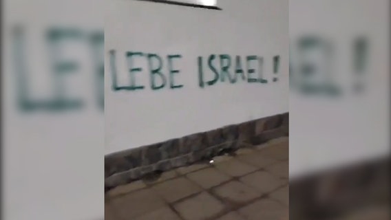 Auf der Hauswand einer Moschee wurde der Satz "Lang lebe Israel" geschmiert. Auf der Hauswand einer Moschee wurde der Satz "Lang lebe Israel" geschmiert. © SCHURA SH