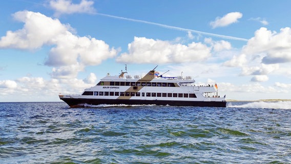 Die MS Adler-Express gleitet durchs Wasser. © Swantje Boyens Foto: Swantje Boyens